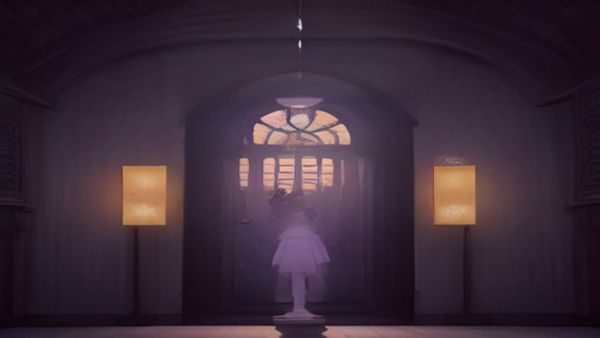 独立创业者在家庭办公室使用多屏工作站处理多任务，展示小马拉大车个人超额产出的工作状态